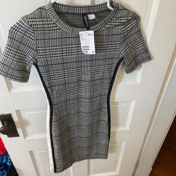 Bodycon Houndstooth Dress - Picture 1 of 3
